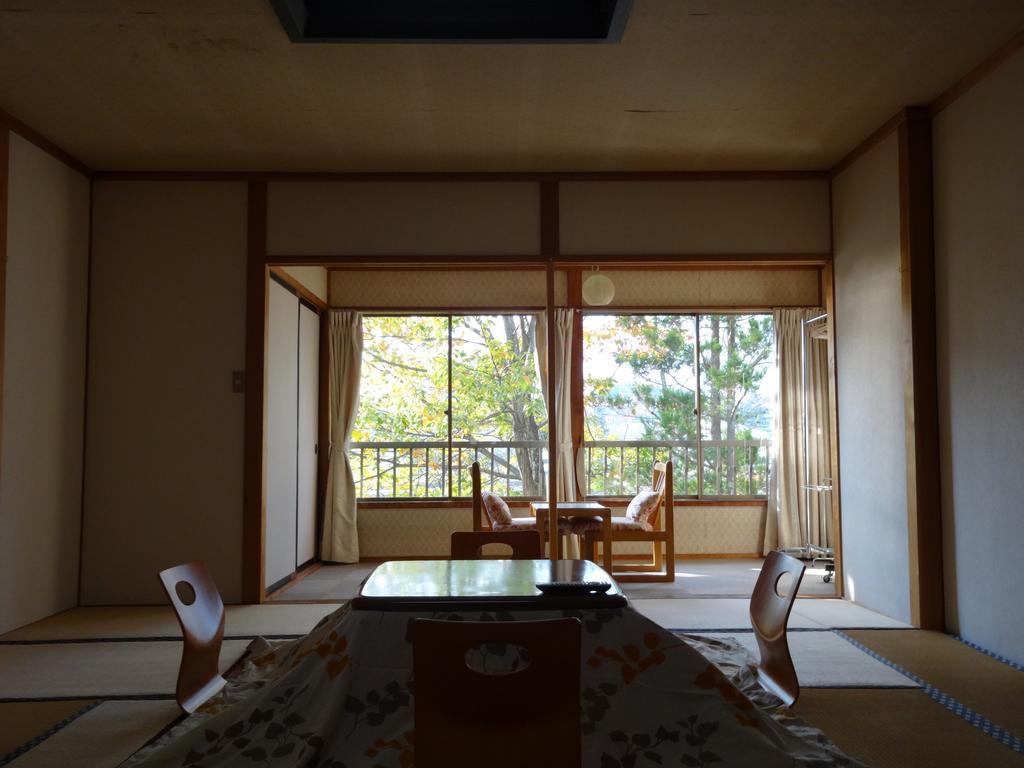 האקובה Oomukou Ryokan חדר תמונה